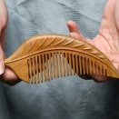 両面彫刻の葉紋が美しい。静電気防止、頭皮マッサージの天然緑檀櫛。