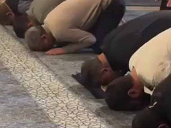 【集中できるかな？】 モスクで男たちがお祈りしていた。頭にこっつん！ → これは神からの試練です…