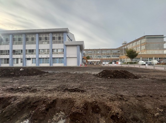 金岡小学校のプール、解体工事してる。きょう２(日)、ソフトボールの試合に行った時に気がつきました。(沼津市江原町)