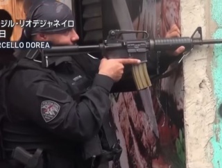 ブラジル・リオ警察の麻薬組織掃討作戦で死者多数…組織側はドローンで爆弾投下！