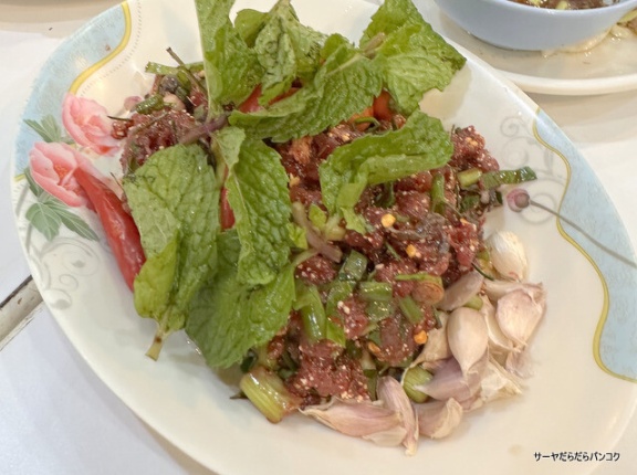 【イサーン・ロム・イェン・ペンスック】　at　ランナム通り　～BTSアヌサワリー駅激辛生肉で乾杯！老舗イサーン食堂～　～