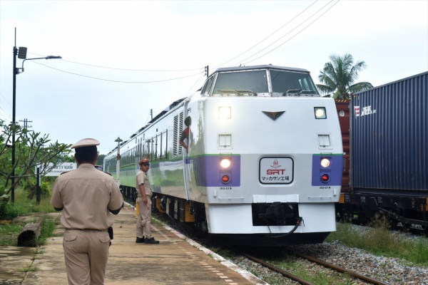 Jr北 いざ戦場へ架ける橋 キハ1スラントノーズ車4両ナムトク線入線試験 10月11日 Jabodetabek Commuters News