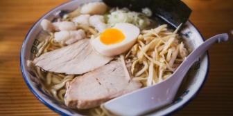 【理不尽冷め】ラーメン屋さんで、彼氏が野菜を追加したら大量のもやしがきて…