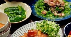 〔ヘルシー献立？〕厚揚げのしょうが焼き、刺身こんにゃくとわかめの薬味盛りなど／古い携帯電話の処分を家族でした話