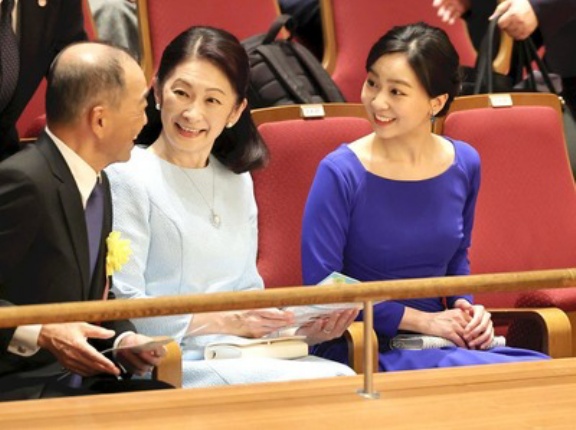 紀子さまと佳子さま　がん患者ら支援のコンサートご鑑賞