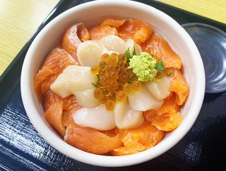 オープン記念でホタテとサーモン丼が500円！はこだて自由市場「北のうまいもん食堂 わっしょい！」