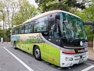 若草山で鹿と戯れる