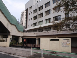 【衝撃】都立六本木高校の刺傷事件、女子高生が背中に包丁を隠し同級生を複数回刺す…学園祭当日に何があったのか
