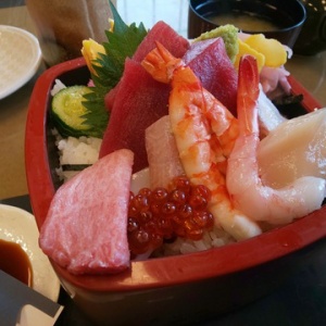 つくば市 誠寿司 体質を海鮮で改善 ２ お得な海鮮丼と 大盛りサラダと 溢れそうな味噌汁 大食いグルメなランチ