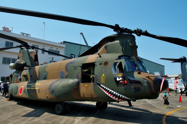 未開封ヘリ4機CH47チヌーク／EC665ティーガー／CH46シーナイトVIP用 イギリス空軍チヌーク、40周年記念でユニオンジャック塗装に
