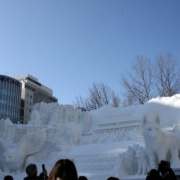 雪まつりの雪像と札幌市時計台