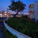 夜散歩のススメ5511「美しいガードレール周りの緑地庭園と借景」