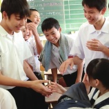 『[ナツヨゾラ] 地元中学生エキストラの男の子に囲まれるモテモテなーたん【=LOVE(イコールラブ)、イコラブ、齊藤なぎさ】』の画像