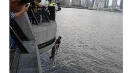 【中国】川に飛び込んだ女性救出の外国人男性、戻ったら荷物がない！　「恥知らずな本性」「だから馬鹿にされる」