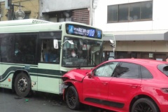 赤いポルシェが市営バスと正面衝突　ポルシェ運転の24歳男を酒気帯び運転などの容疑で逮捕