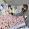 新庄剛志ビッグボス流献花でお別れ　祭壇の野村克也氏の写真に花を投げる
