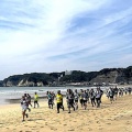 晴れ渡る 御宿海岸 走りゆく 波間にサーファー 春彼岸