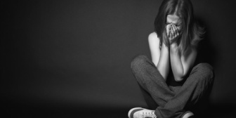 付き合って17年子供も生まれずっと旦那好きでした、でも夜の店のカード大量に出てきて心底嫌いになりたいのにまだ好きだから辛い…