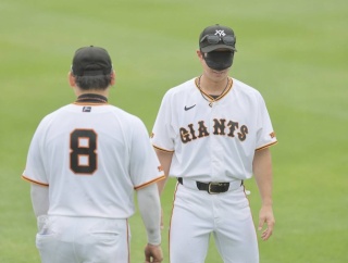 【悲報】巨人外野陣がアイマスク集団に　目隠し珍練習実施