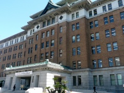 愛知・名古屋アジア大会で輸送、宿泊、国歌取り違えなど複数の運営トラブルが続く中、デイリー新潮が組織委員会会長の大村秀章愛知県知事の記者会見対応を報道