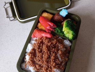 退き時がわからん…と、ラベンダーピンクの花びらボタン作りました。