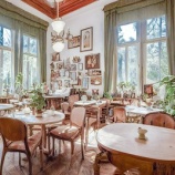 『旅先で再会した友人~マスクを外して顔を確認し合う』の画像