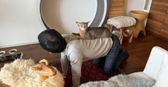 わか坊に、背中を取られるパパさん