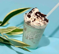 【本日発売】McCafé新作「クッキー＆チョコミントフラッペ」実飲レビュー｜爽やかミント×ホワイトチョコの至福フラッペ