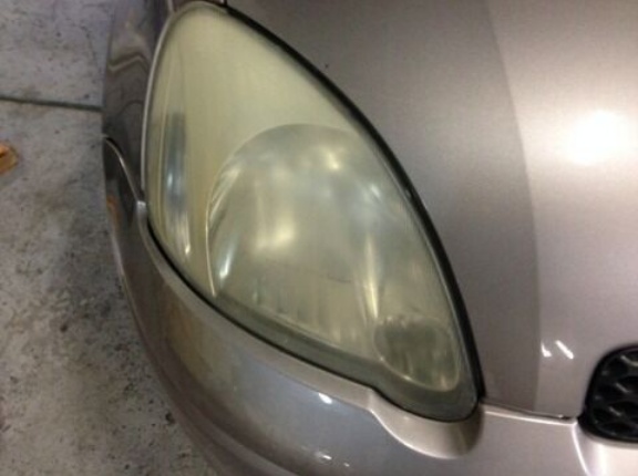 車のヘッドライト黄ばんだからお店でやってもらうか…フゥァッ！？2万以上かかるんけ！
