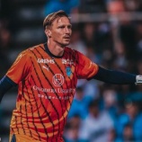 『「クバさん…お大事に」横浜FC トレーニングマッチで負傷 GKスウォビィクが検査の結果 右ハムストリングス肉離れ 全治10週間から12週間と診断』の画像