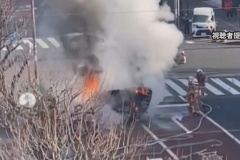 信号待ちをしていた軽自動車に50代女性の車が激突　軽は横転し炎上、20代男性死亡