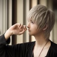 【悲報】人気歌い手・まふまふ「誰もいないプールで泳いでシャワー浴びてたら超デカい男の人に水着を奪われた」