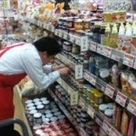 客が近くにいるのに品出し作業やめない店員ｗｗｗｗ