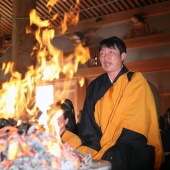 今年の高飛びを誓う！新井監督の護摩行