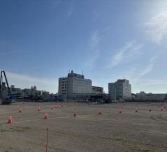 イシバシプラザ跡地。フェンスの向こうでは、カラーコーンが並べられてた。令和8年6/1(月)の様子