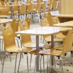 【悲報】イオンモールのフードコート、席がない