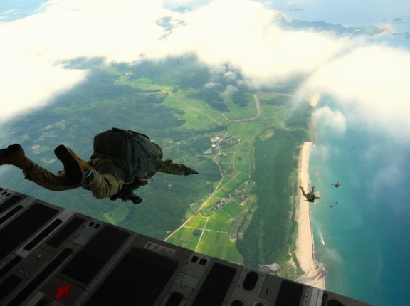 千葉豪雨の被災地で自衛隊が降下訓練…米軍輸送機が低空飛行！