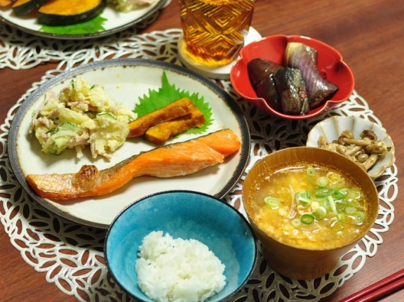 銀鮭とポテトサラダで晩ごはんと50代＆60代夫婦の実のない会話