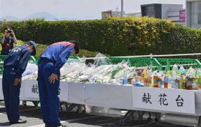 イオンモール熊本爆発事故の献花台　ちいかわ女子がちいかわグッズを窃盗「あなた、ちいかわの気持ちわからないでしょ」