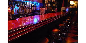 友達がバーテンやってるバーにて、隣のカップルの女性のお酒の色が違うことに気付きこっそり友達に「オーダー間違ってるよ」と教えたら衝撃的な事実が発覚…