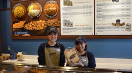 米国発の「ギャレットポップコーン」が人気！　5400円のポップコーンを求めて300～400人が行列