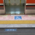 桜島駅で ホームと列車の隙間を自動で狭くする 「可動スロープ」 を撮る （2025年5月）
