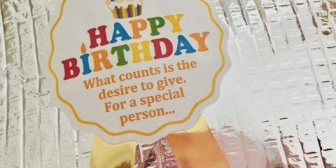 彼女の誕生日に時計を贈ろうと思っているのですが、同時に下着をプレゼントするのはアリでしょうか？