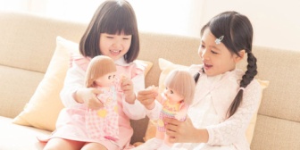 お人形のセリフを言わされるのがしんどい。いろいろセリフを考えるけどこういうおままごとってどこまで付き合えばいいんだ