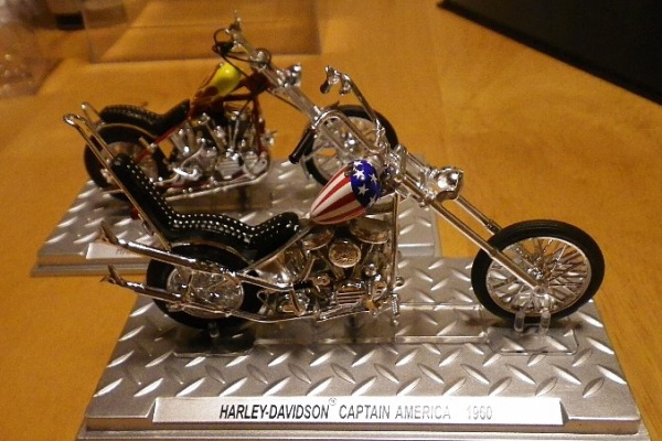 デアゴスティーニ　1/24 映画イージーライダー　ハーレー　2台 Amazon | デアゴスティーニ 1/24 Harley-Davidson FLH Billy