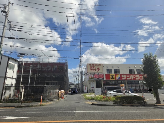 まっ眩しい！！今だけの調布のオモシロ景色"サンドラッグの横にサンドラッグ" 店名の由来も調べてみた