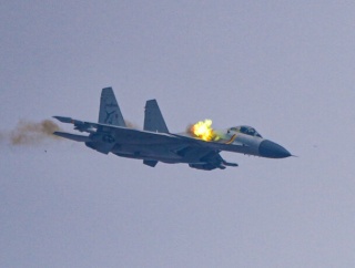中国海軍のJ-15艦上戦闘機が対地実弾射撃訓練を実施！