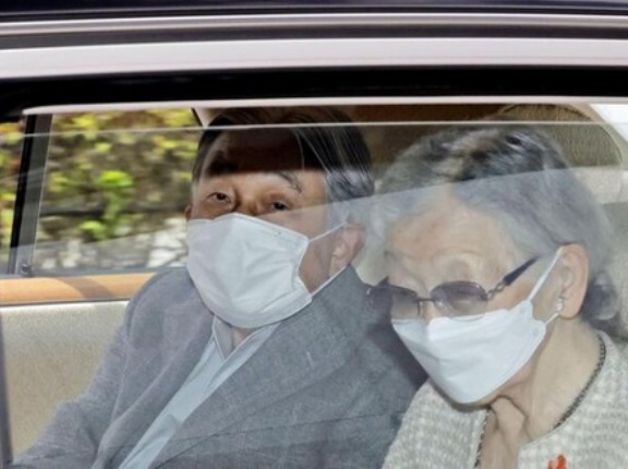 批判殺到で顎マスクをおやめになった美智子さま