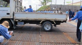 琉球新報「キャンプシュワブ前に『殺人鉄板』が設置された！」 → ネット民「どう見てもタイヤの泥落としなんだが？」