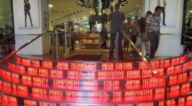 フランスのユニクロ現地店員が反発｢無意味な朝礼､店の前の道路掃除､厳しい勤務管理…完全にセクト｣